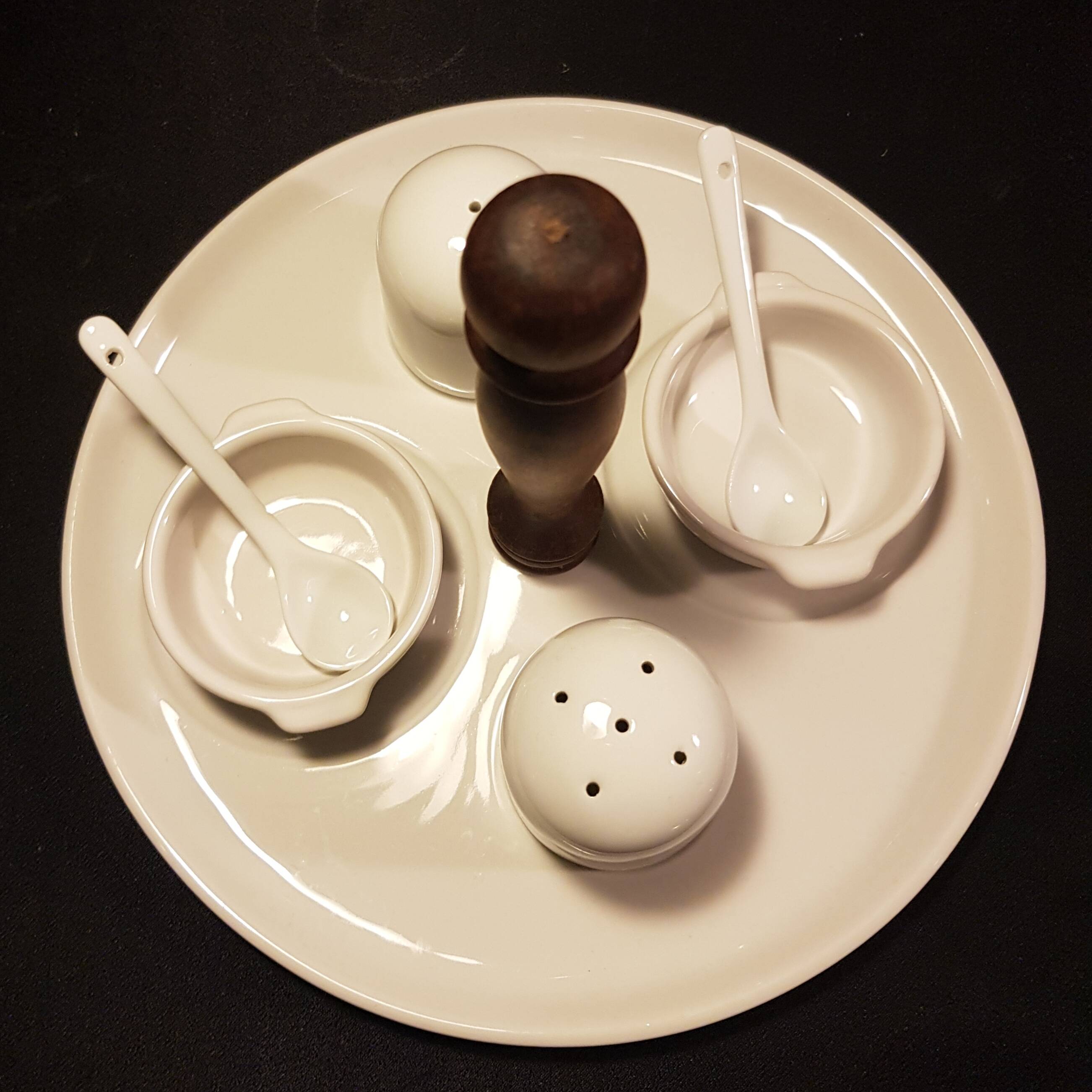 Spice and condiment server