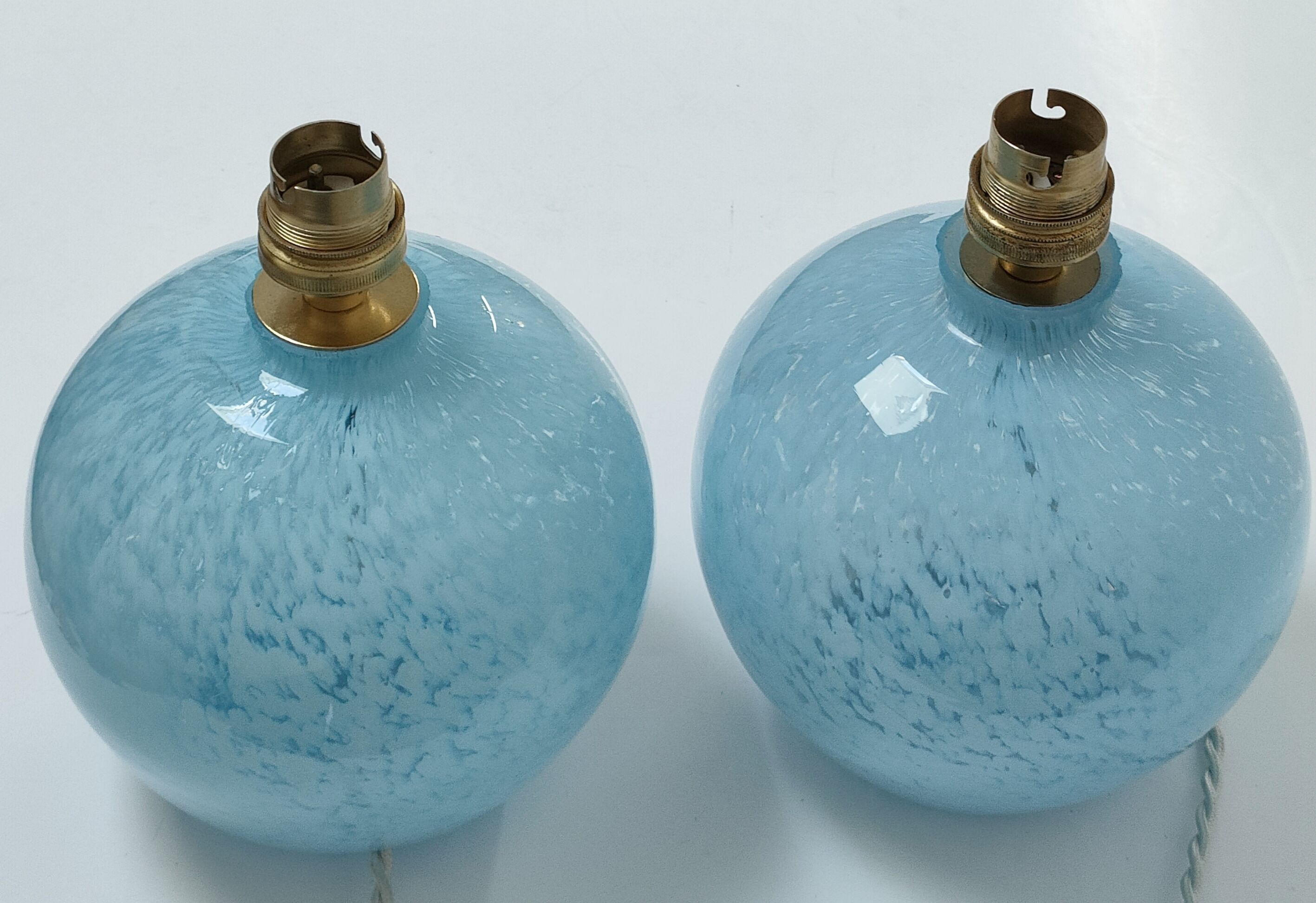 Deux pieds lampes boules art déco verre de clichy bleu