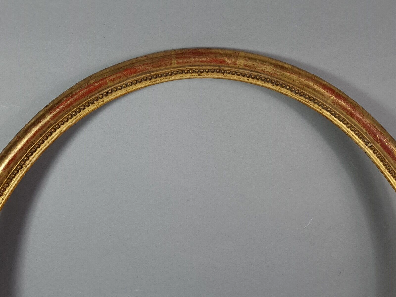 Oval beaded frame nineteenth century wood gilded stucco 69,7x59 foliage 64x54 cm SB
