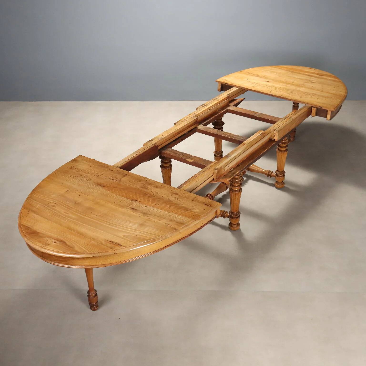 Table extensible en noyer - Italie XIXe siècle