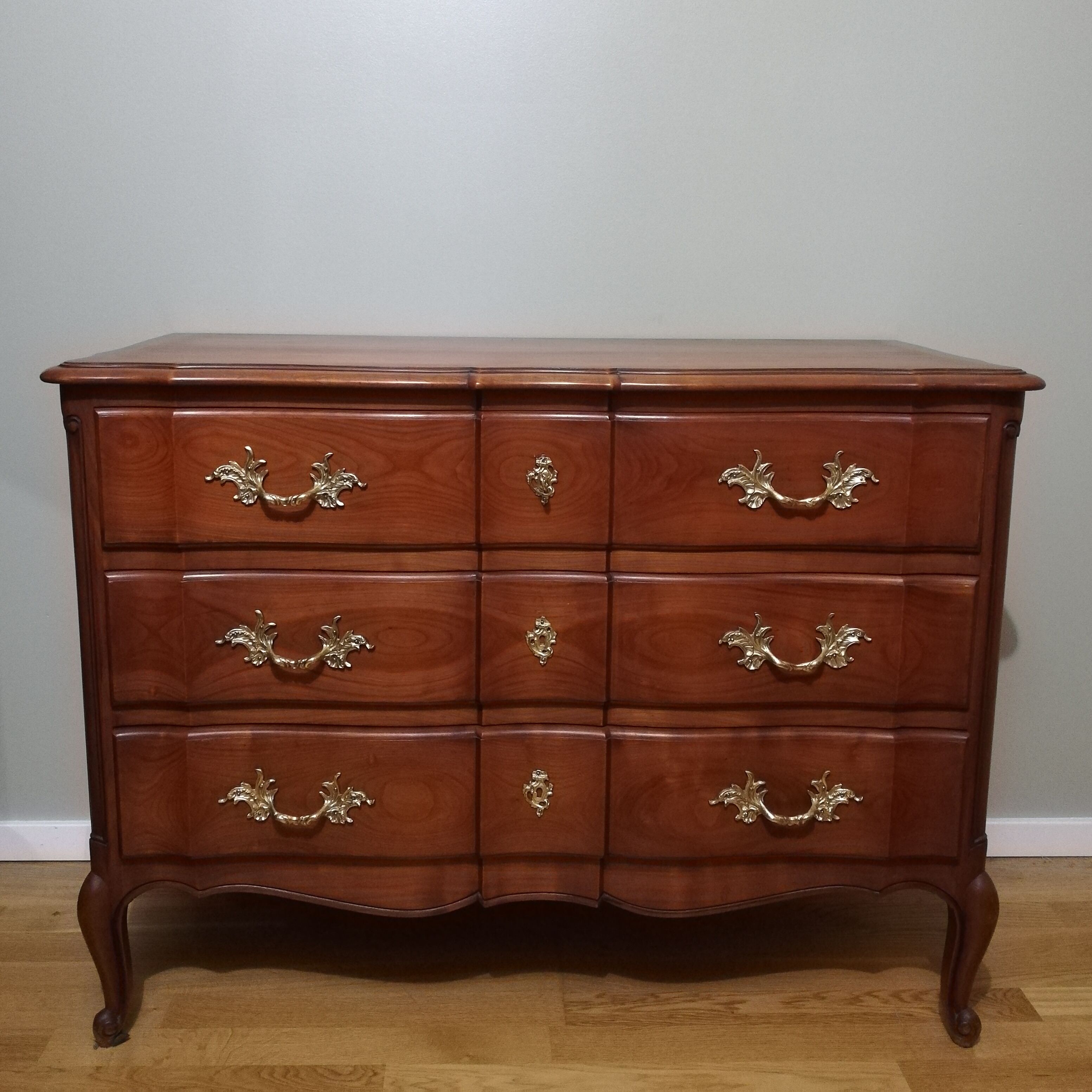 Commode arbalète trois tiroirs en merisier