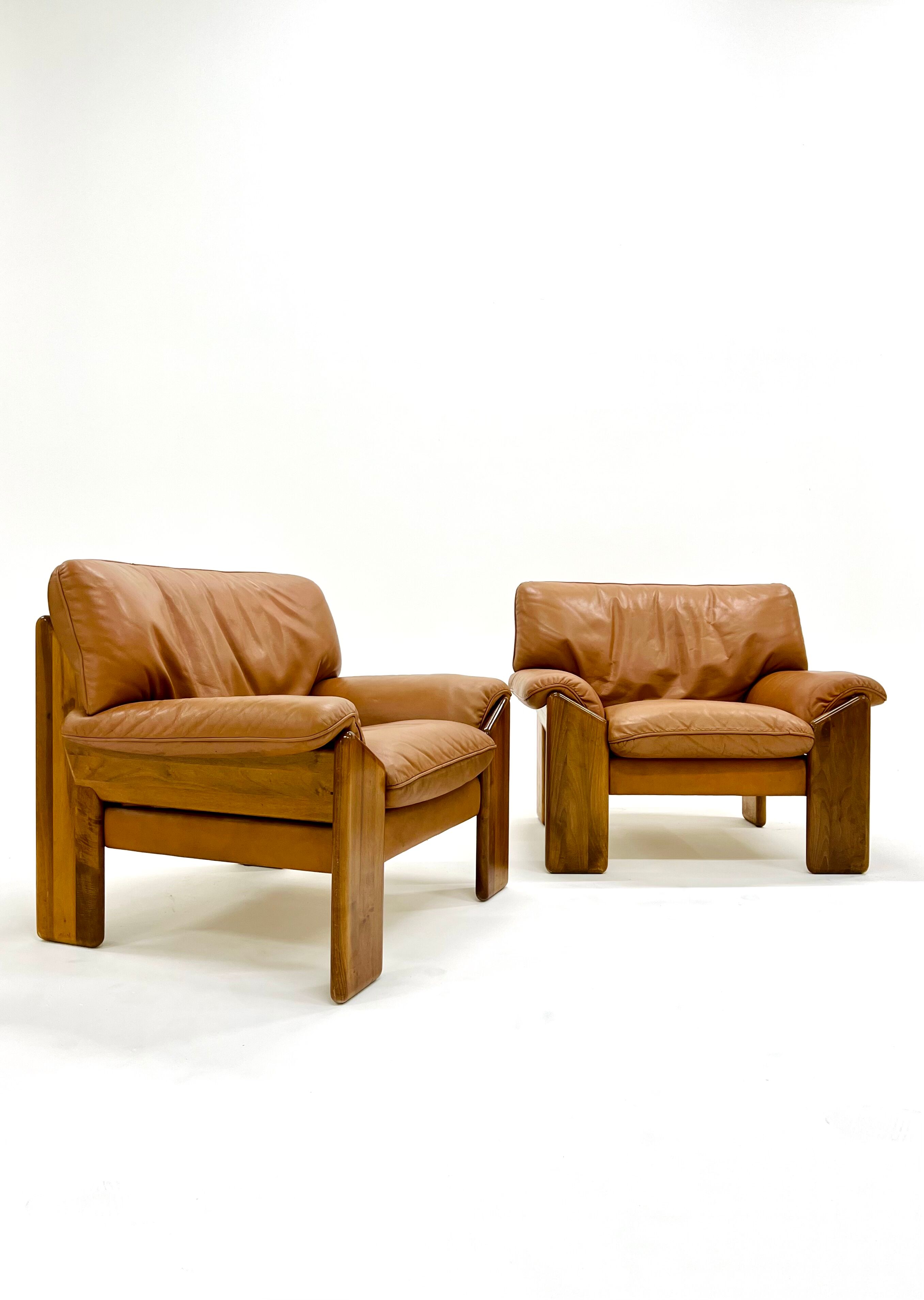 Pair of leather armchairs by Sapporo for Mobil Girgi, italy 1970s