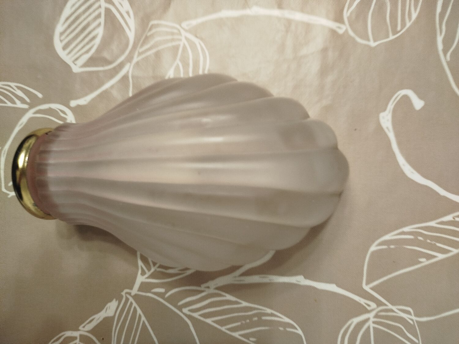 Applique art déco en verre dépoli rosé coquillage