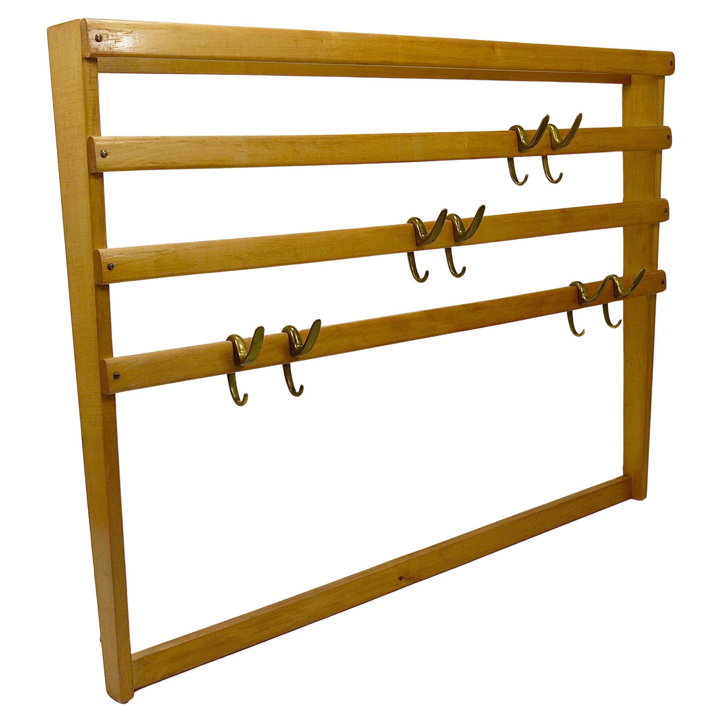 Grand coat rack Auböck Carl Mid-Century in beech with 8 brass hooks, 1950s.