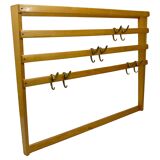 Grand coat rack Auböck Carl Mid-Century in beech with 8 brass hooks, 1950s.
