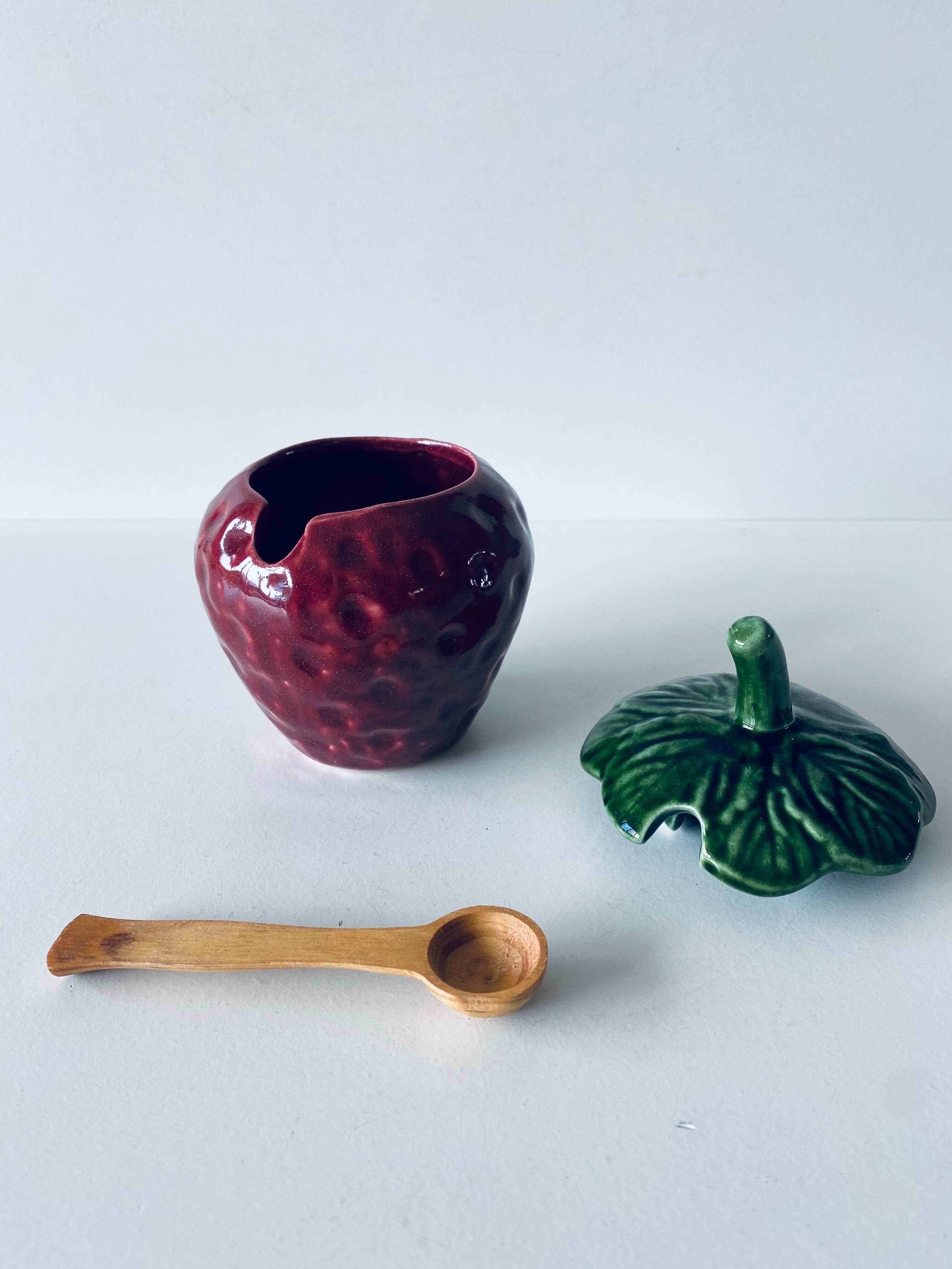 Ceramic pot strawberry slurry