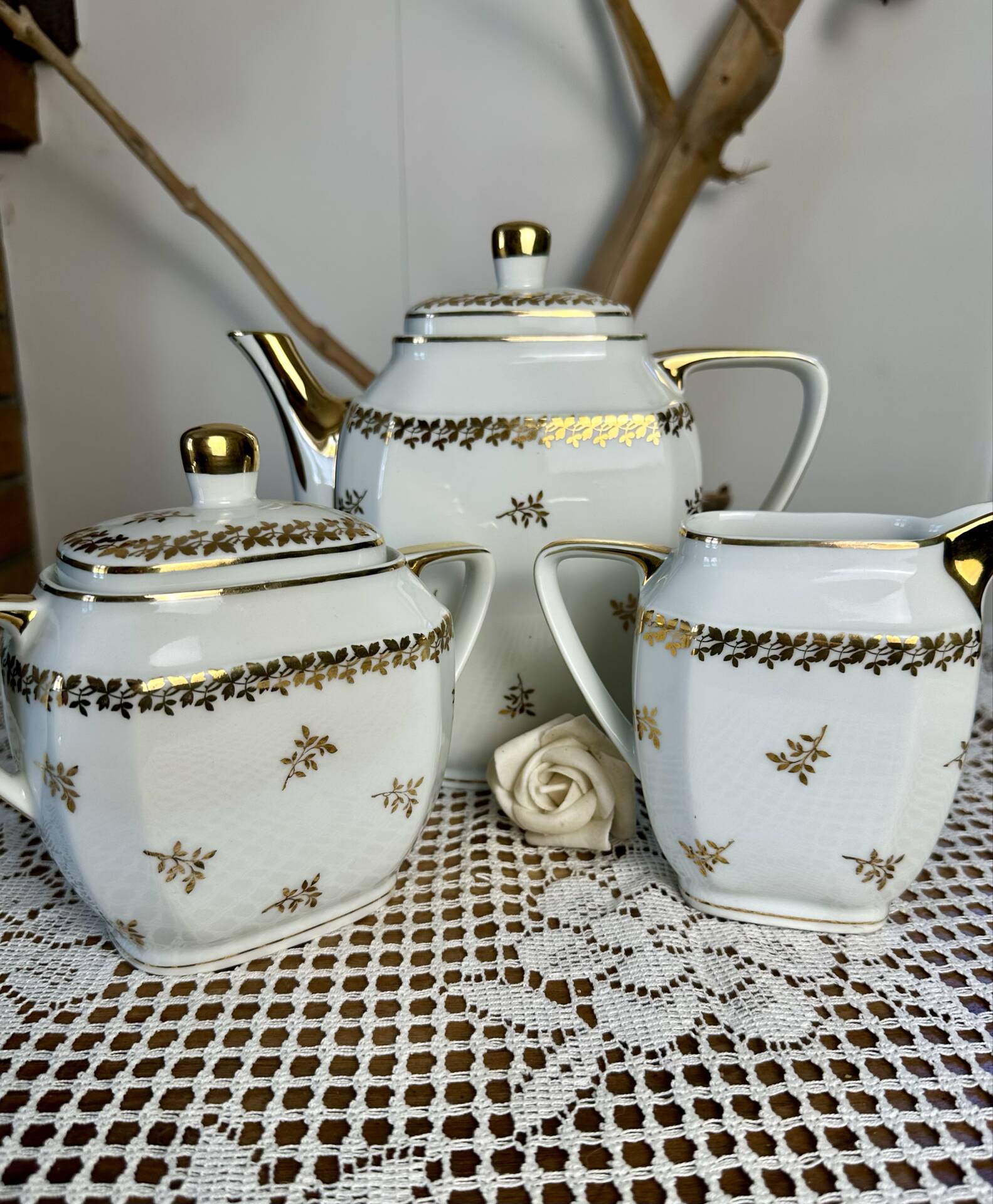 Three-piece tea or coffee service in Limoges porcelain by Singer, years.