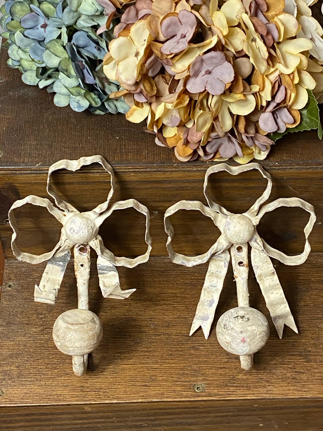 Metal and wood bow and ribbon hooks