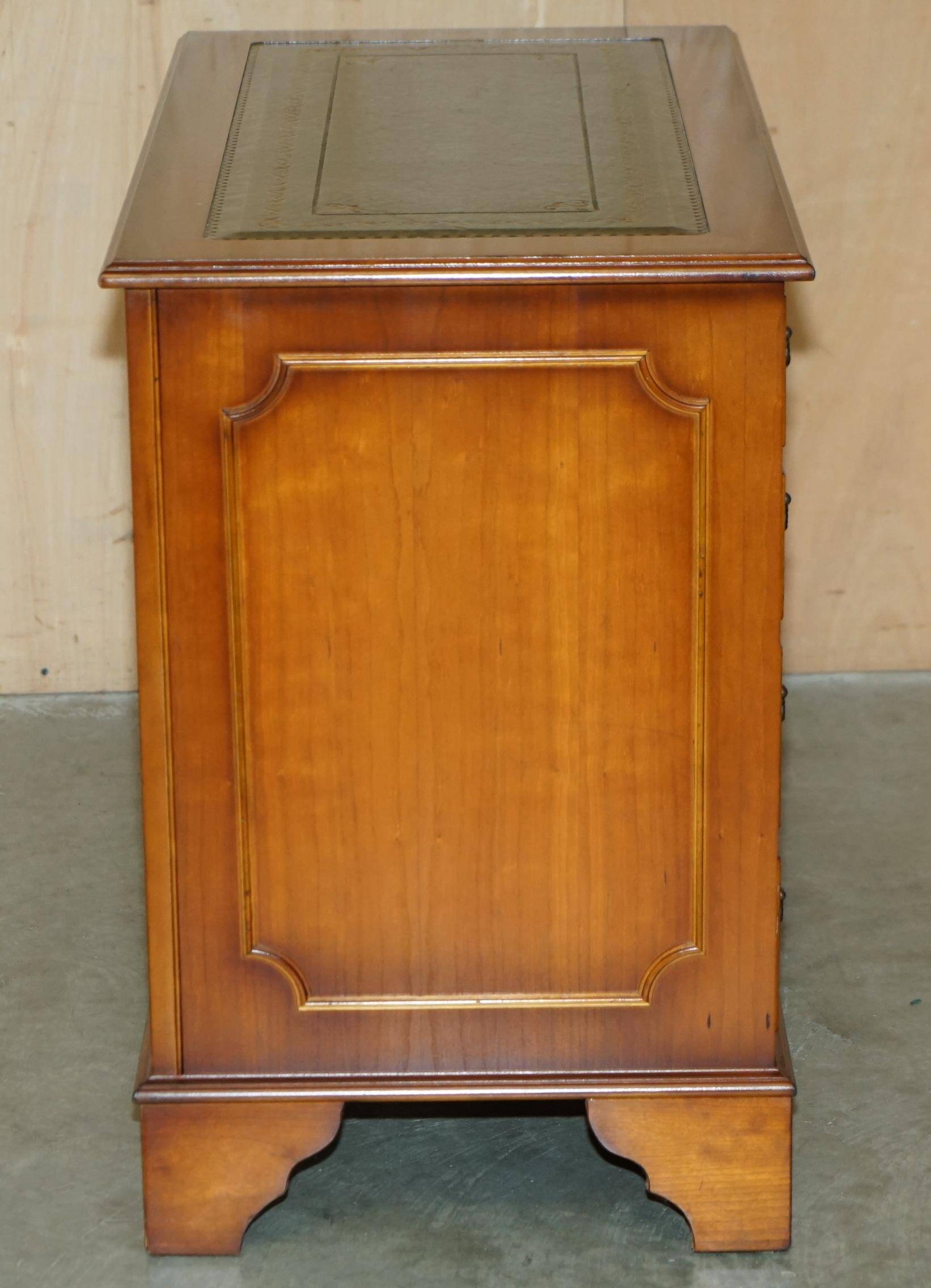 Bureau à deux caissons en bois de if frisé et cuir