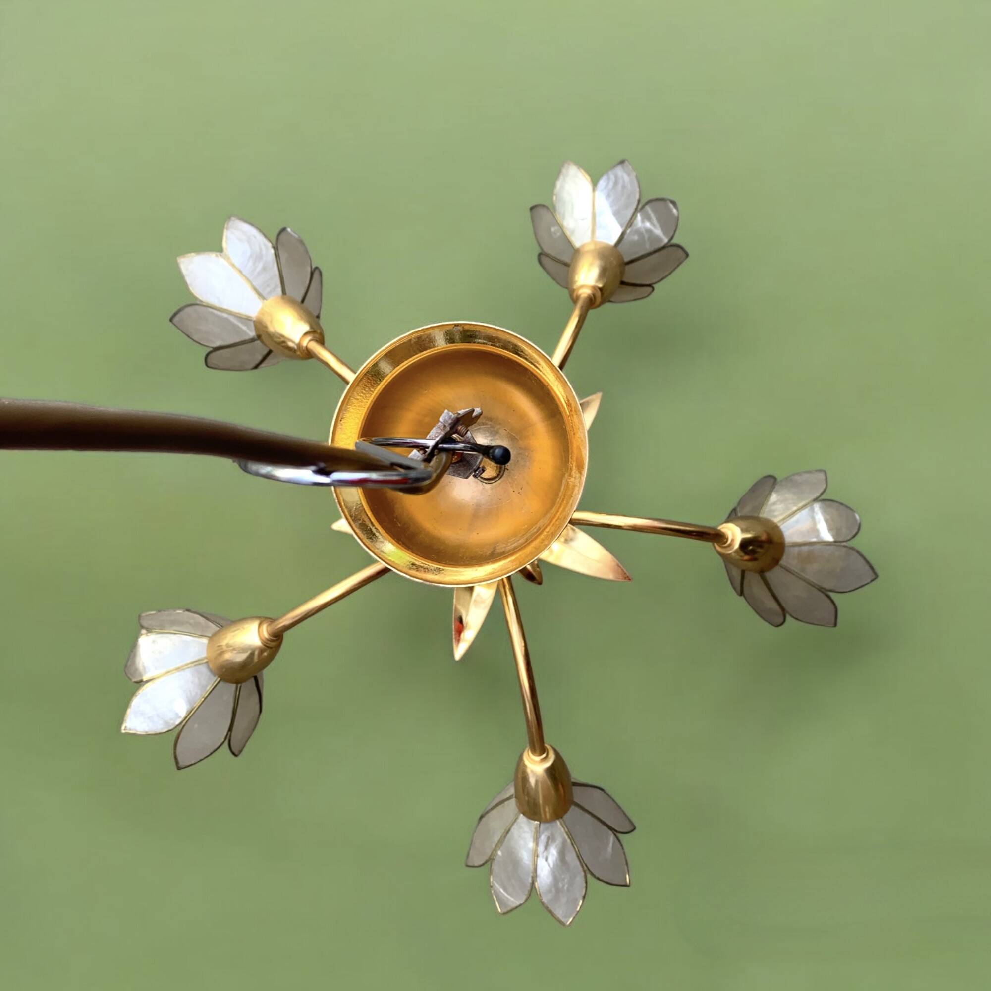 Vintage chandelier in gold metal and mother-of-pearl petals - 5 branches