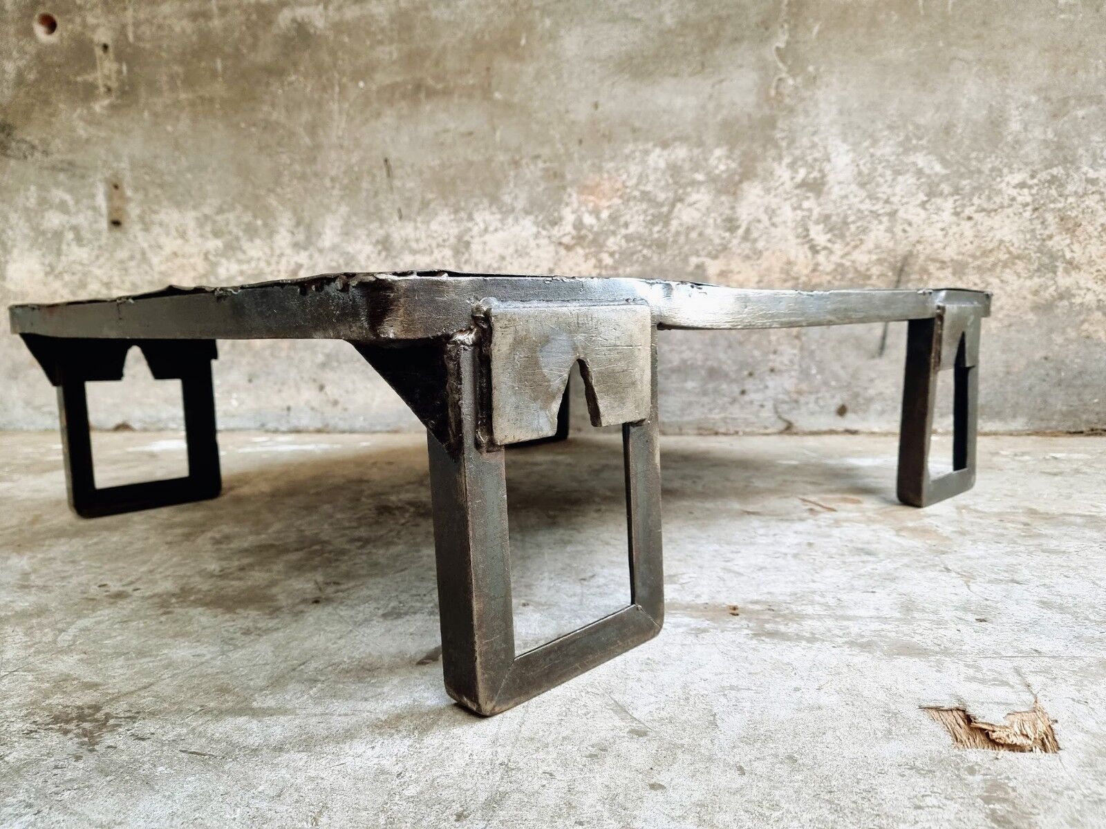 Industrial coffee table steel pallet table