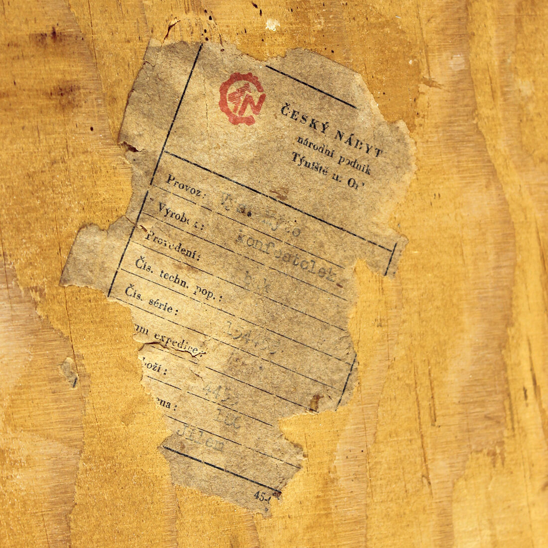 Table basse du milieu du siècle en chêne et verre noir, Tchécoslovaquie des années 1960