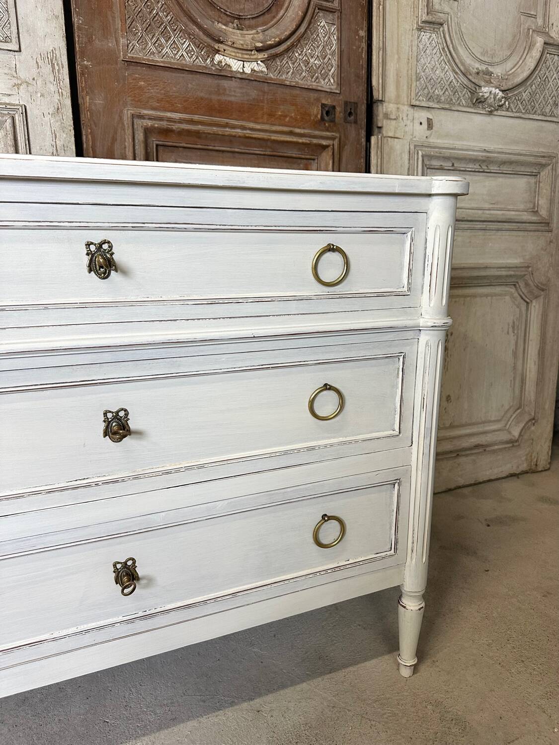 Commode de style Louis XVI peinte blanc