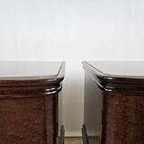Paire de tables de chevet en acajou avec poignées en verre et laiton