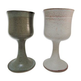 Deux verres à pied en céramique émaillée