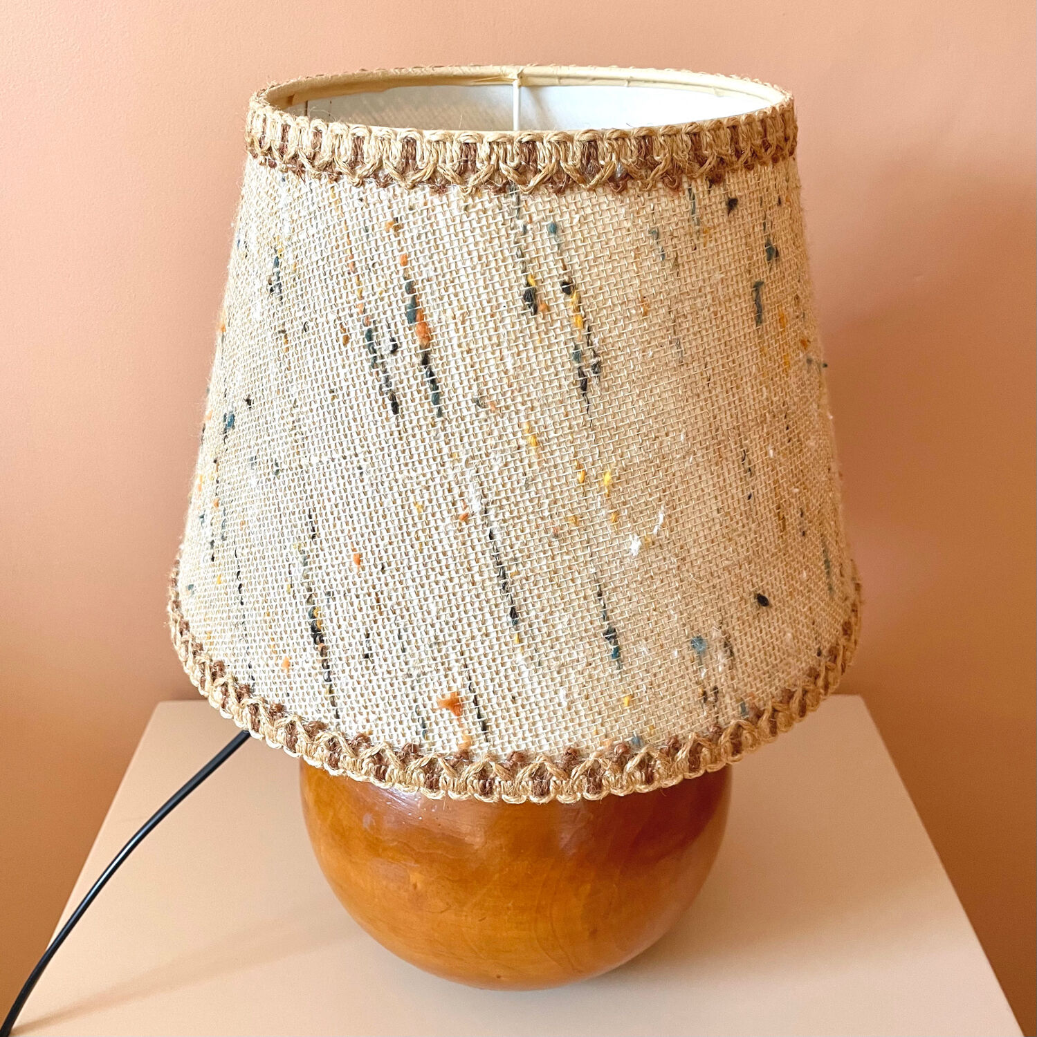 Wooden ball foot lamp
