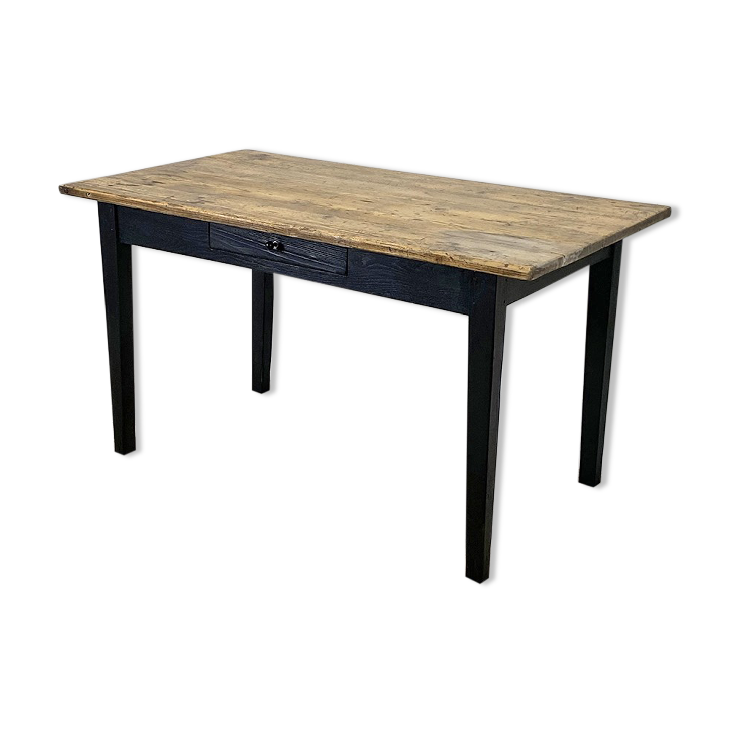 Varnished farmhouse table and blackened wood
