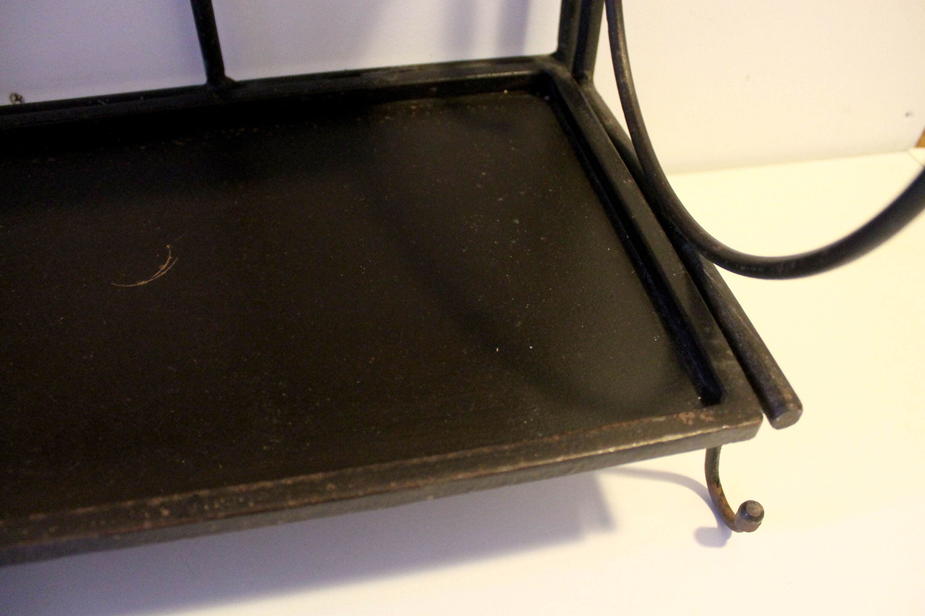 Wall-mounted or table-mounted wrought iron shelf