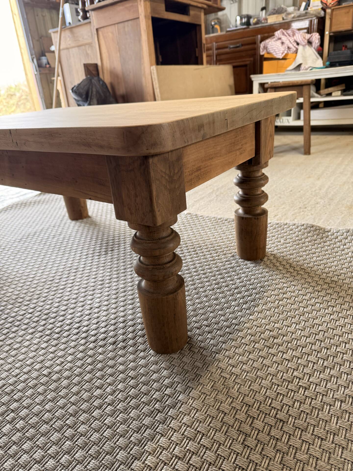Antique solid wood coffee table – 2 drawers – turned legs