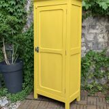 Armoire parisienne bonnetière ancienne jaune poudré.