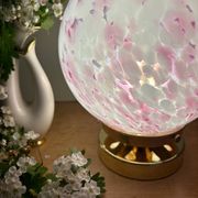 Lampe à poser globe vintage en verre rose et blanc
