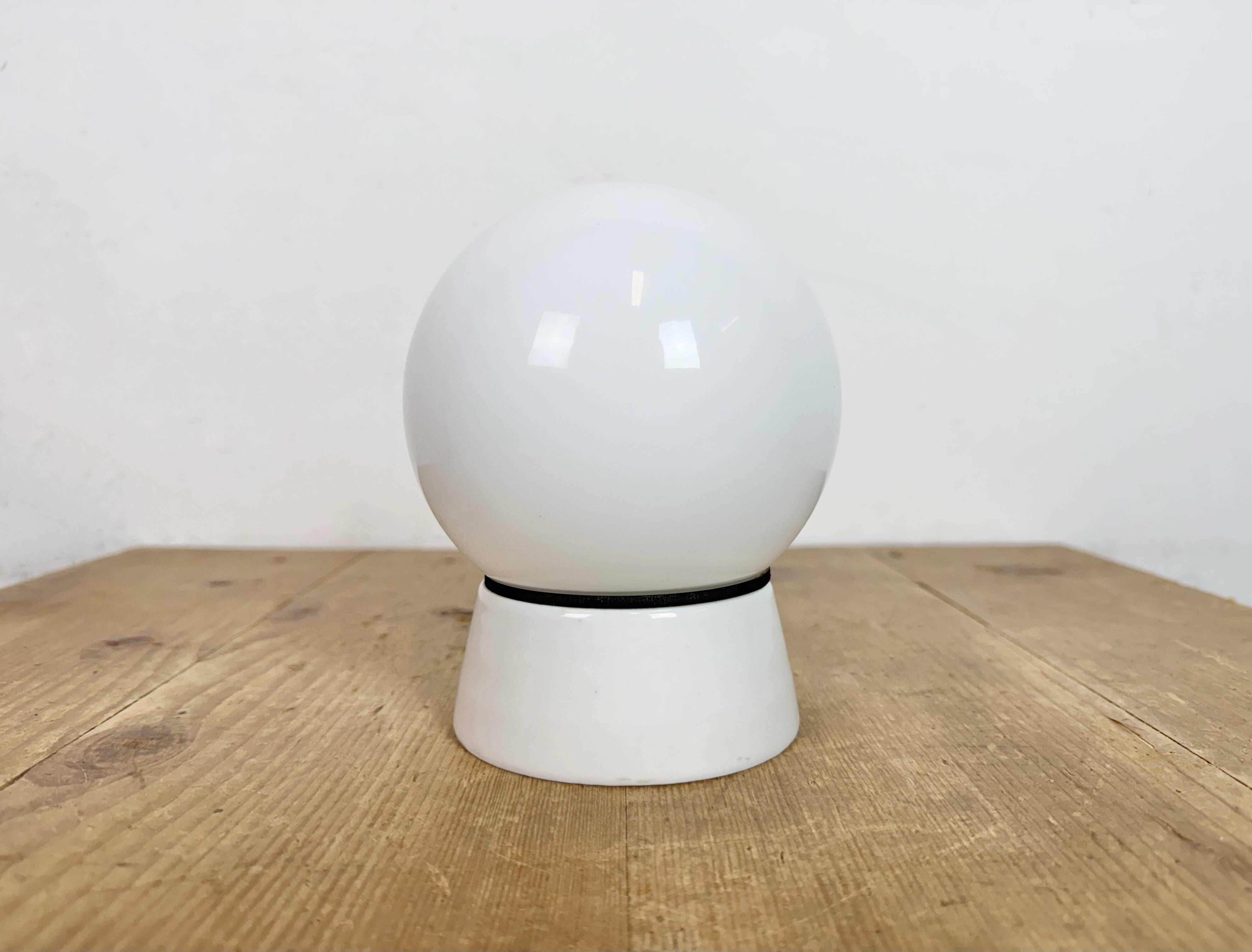 Lustre en porcelaine blanche vintage, années 1970