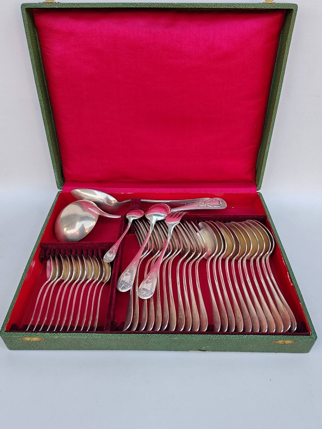 38-piece silver-plated cutlery set by Apollo.