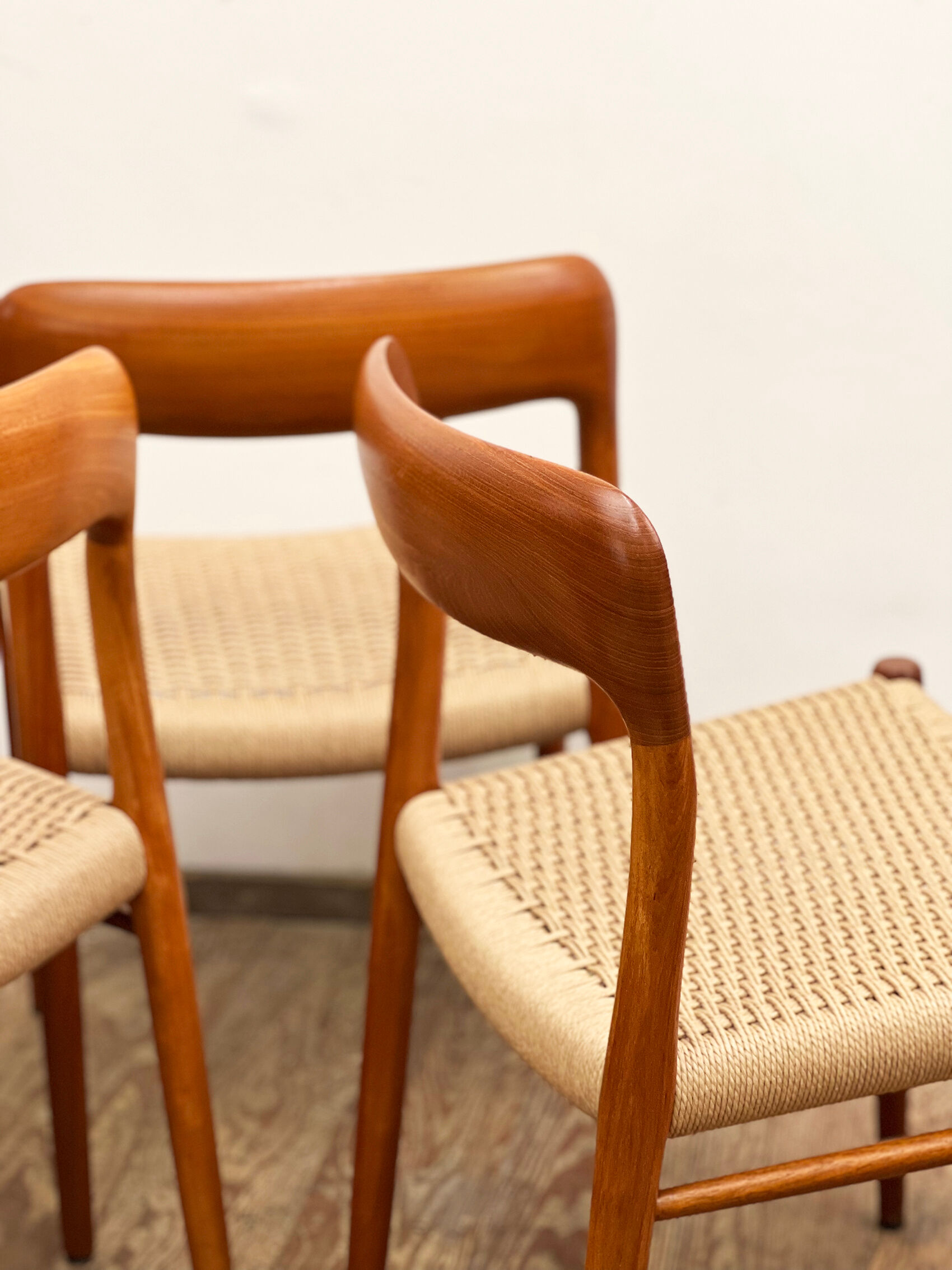 Set de 8 chaises de salle à manger en teck du milieu du siècle par Niels O Møller pour JL Moller Danemark