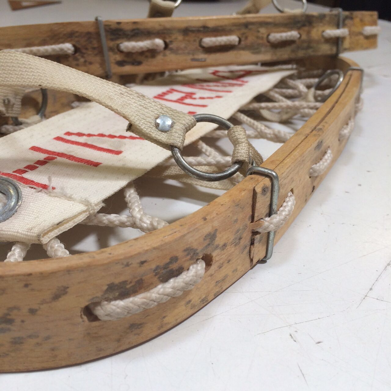 Ancienne paire de raquettes à neige Hiverna années 60 Selency