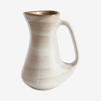 Pitcher with handle