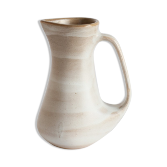 Pitcher with handle