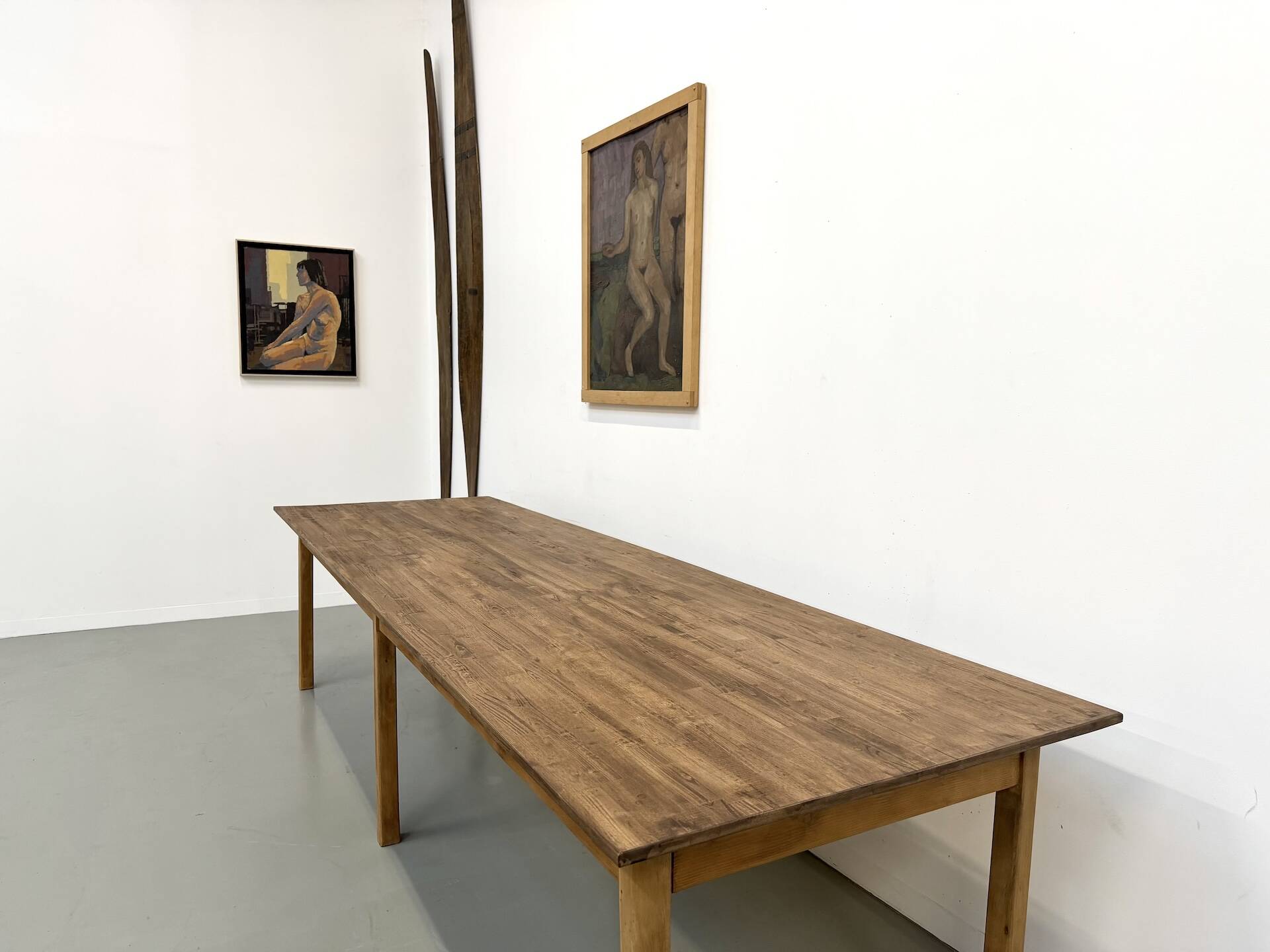 XXL table with 6 legs made of solid pine and rubberwood.