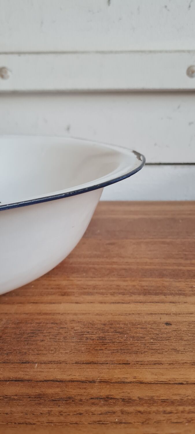 Enamelled sheet metal basin