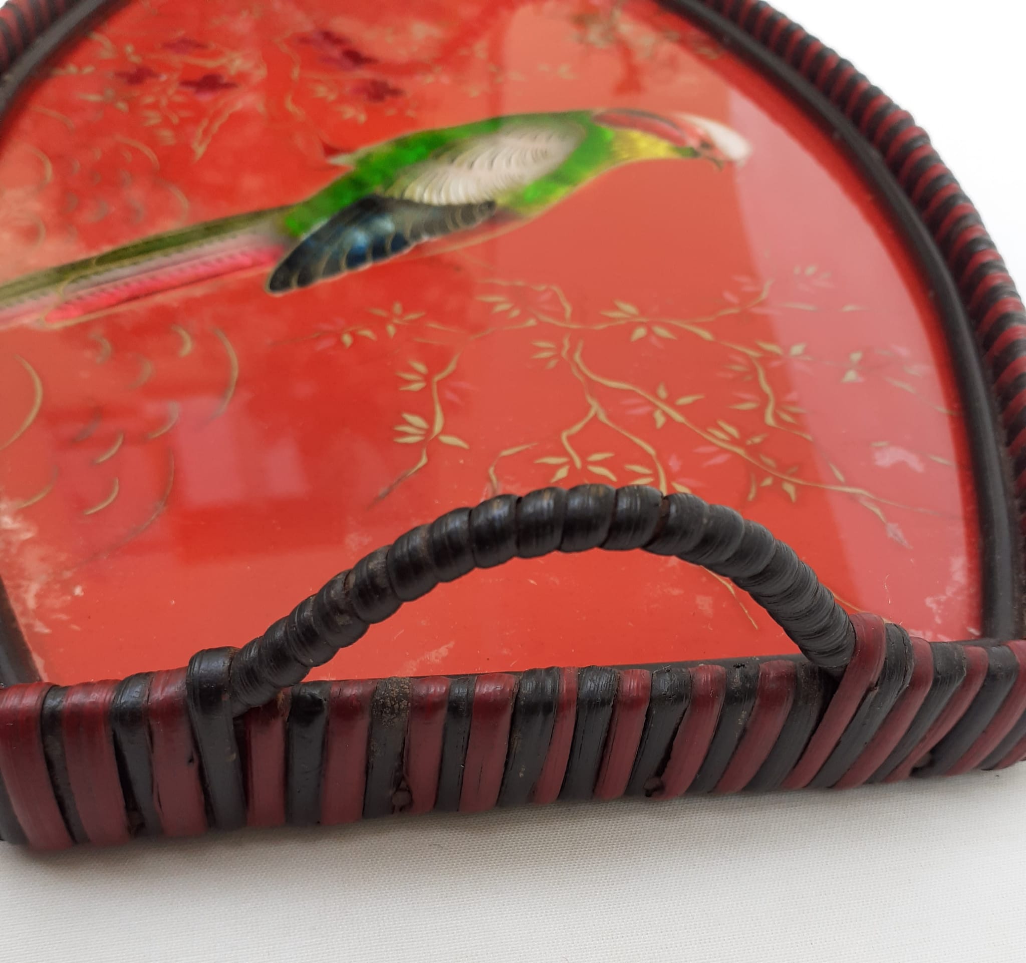 Plateu fixed under glass