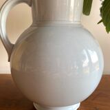 Vase ancien en céramique bleue pâle