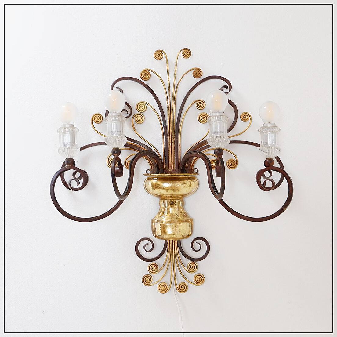 Applique en fer forgé et verre dans le style de la Maison Baguès