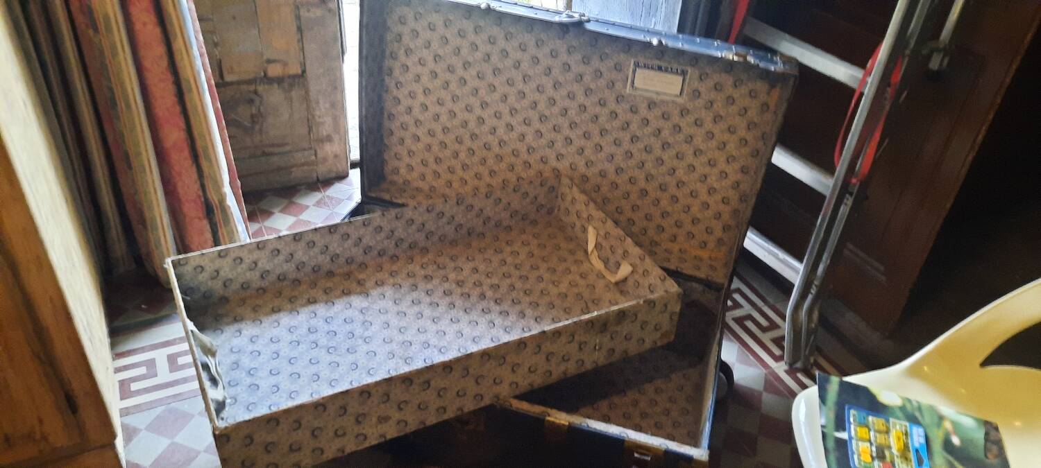 English travel trunk