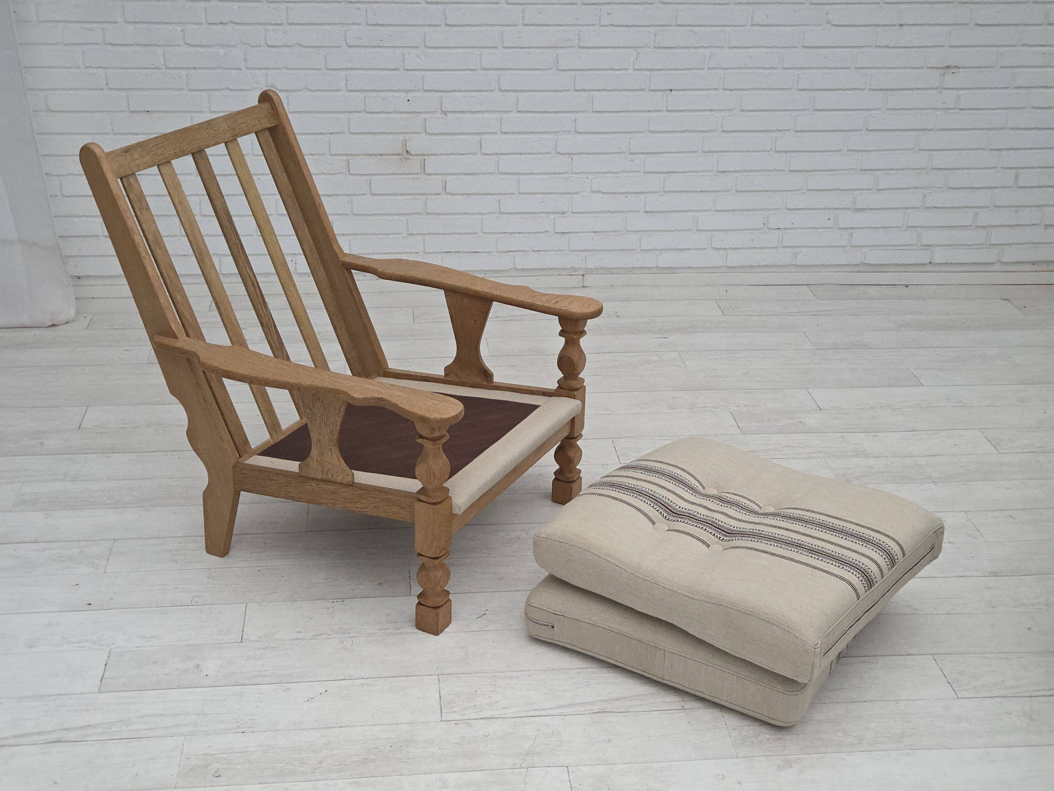 Années 1970, fauteuil danois, laine d'ameublement, bois de chêne massif.