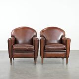 Ensemble de 2 fauteuils en peau de mouton au design art déco avec des couleurs chaudes.