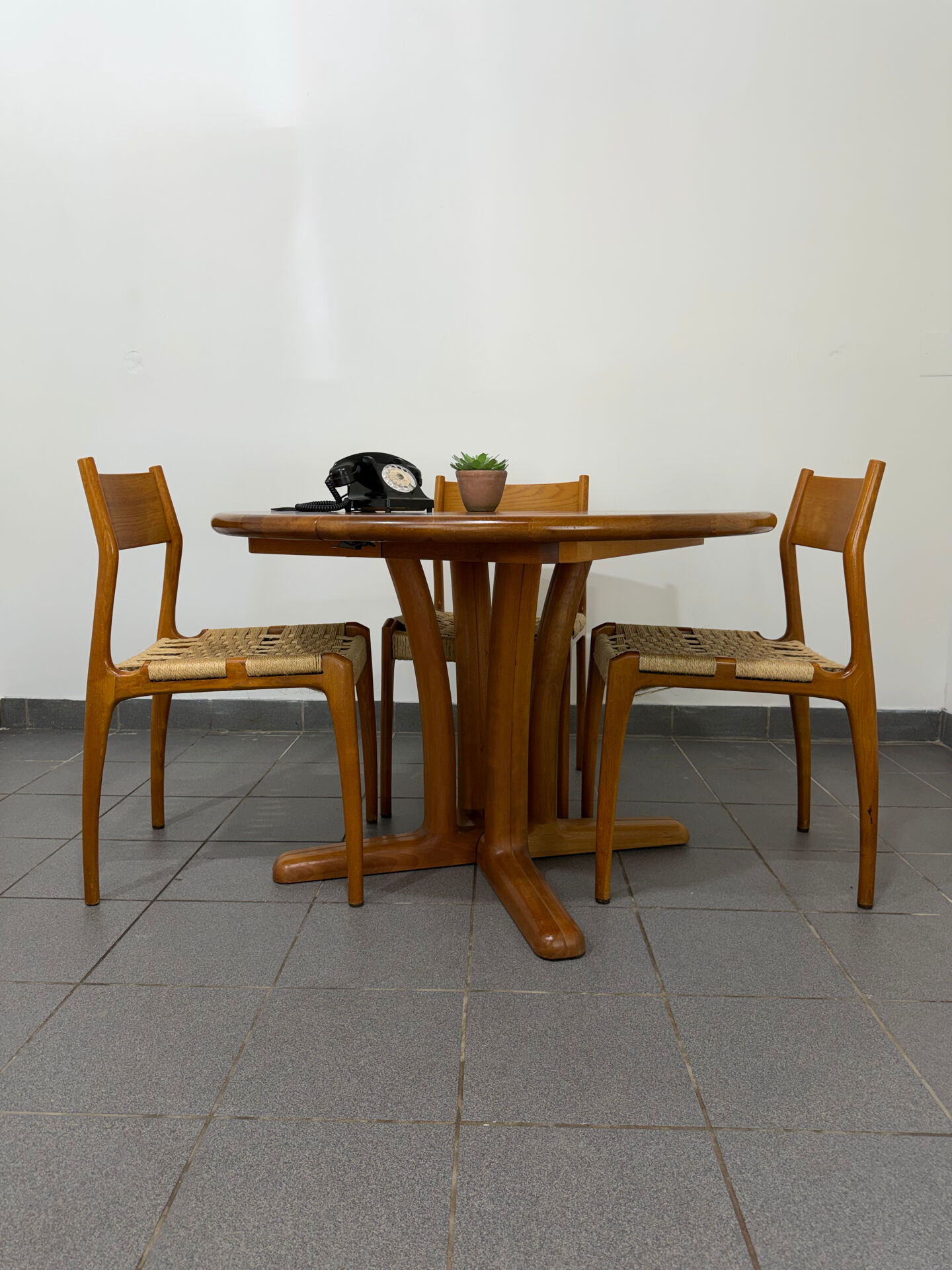 Dyrlund extendable round table in teak – Danish design – 4 to 6