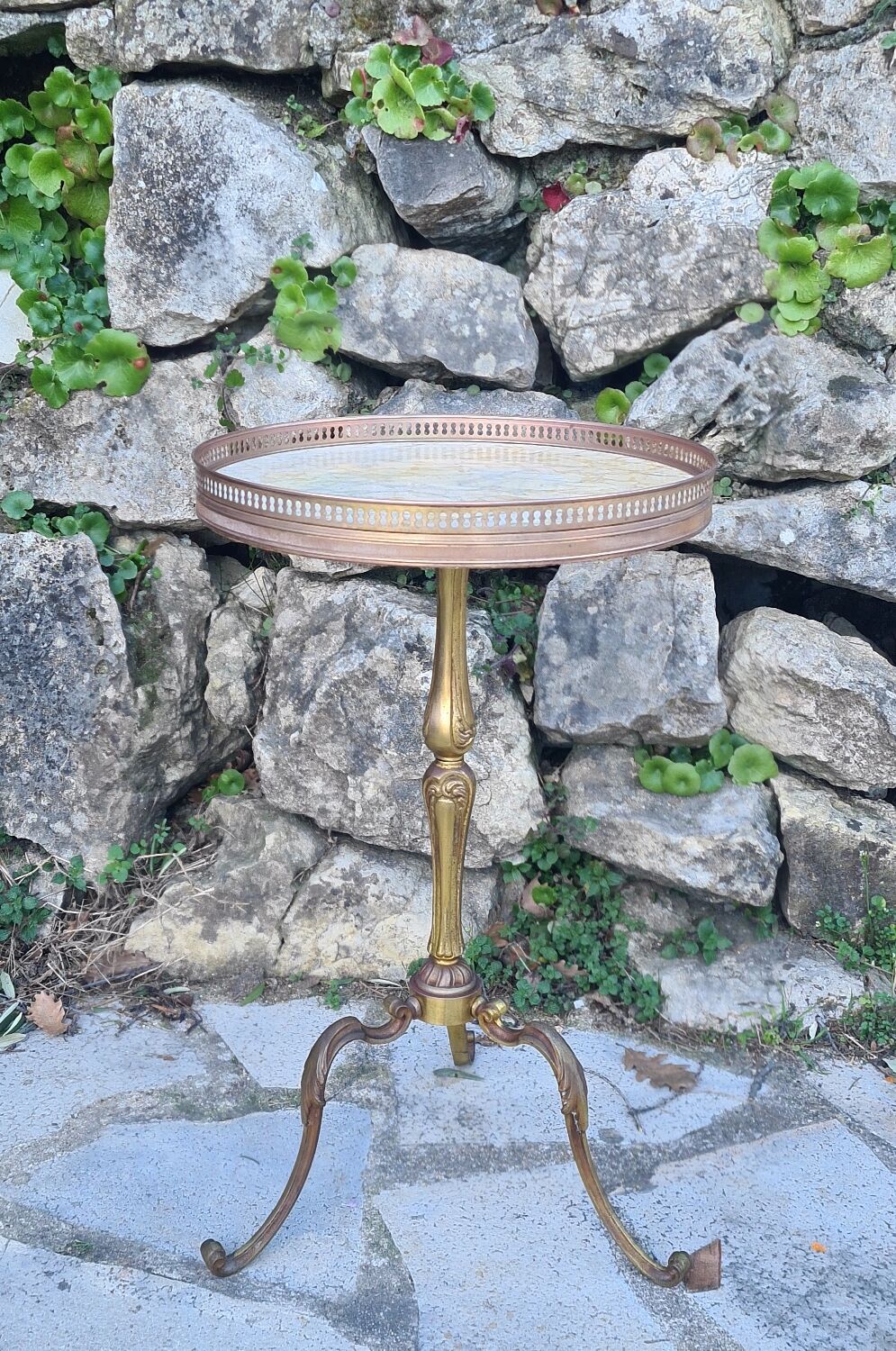 Small gueridon with marble plaque