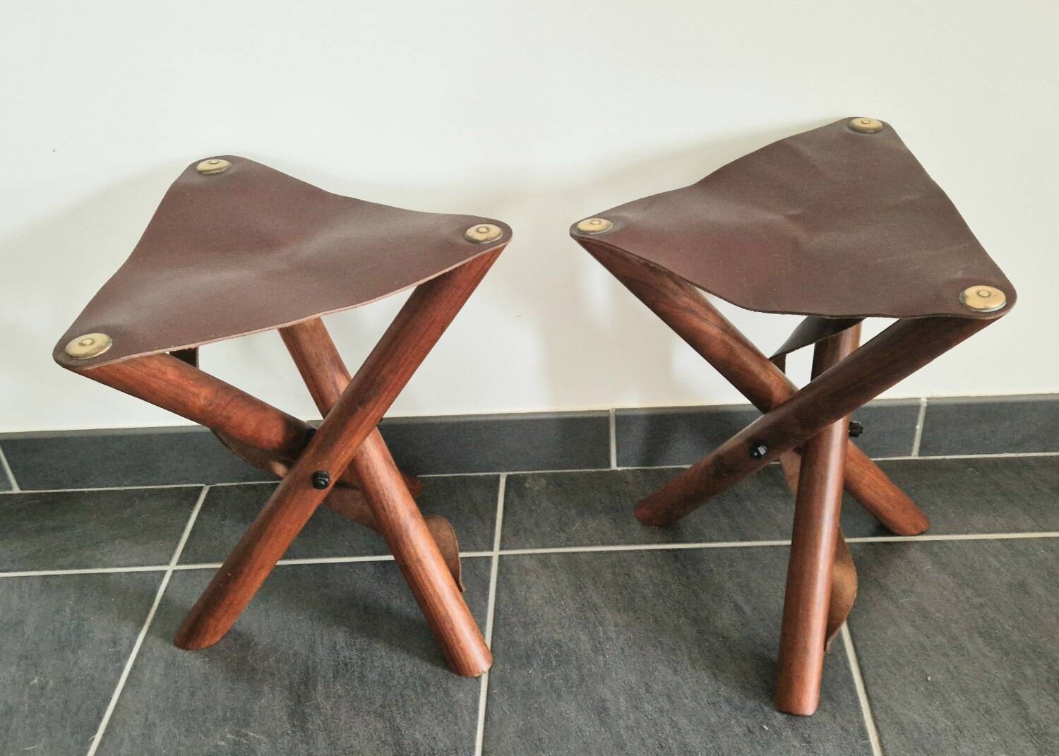 Ensemble de tabourets tripode teck et cuir