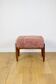 Tabouret Edmund Homa, siège rose, cheveux longs.