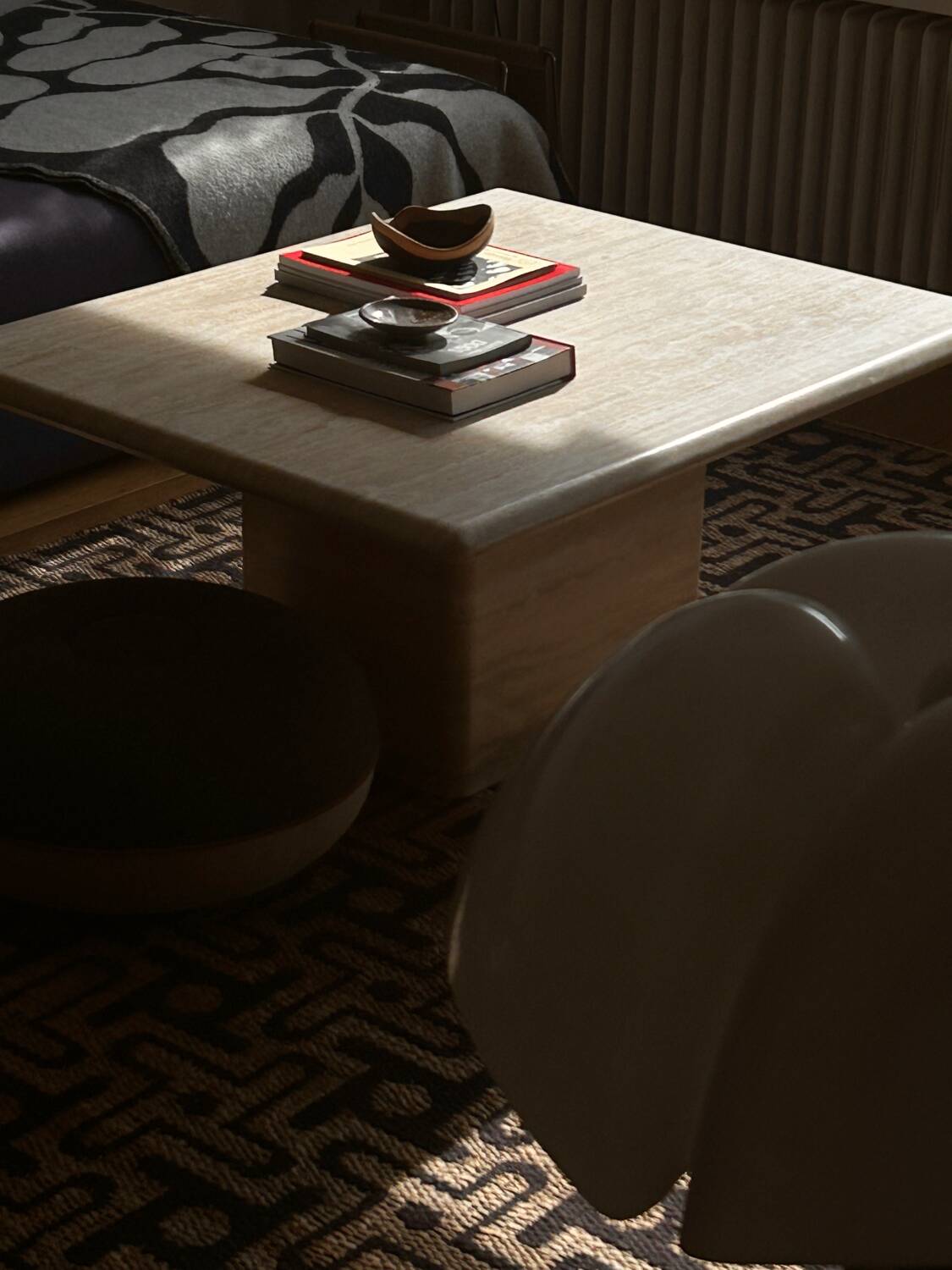Table basse italienne en travertin du milieu du siècle
