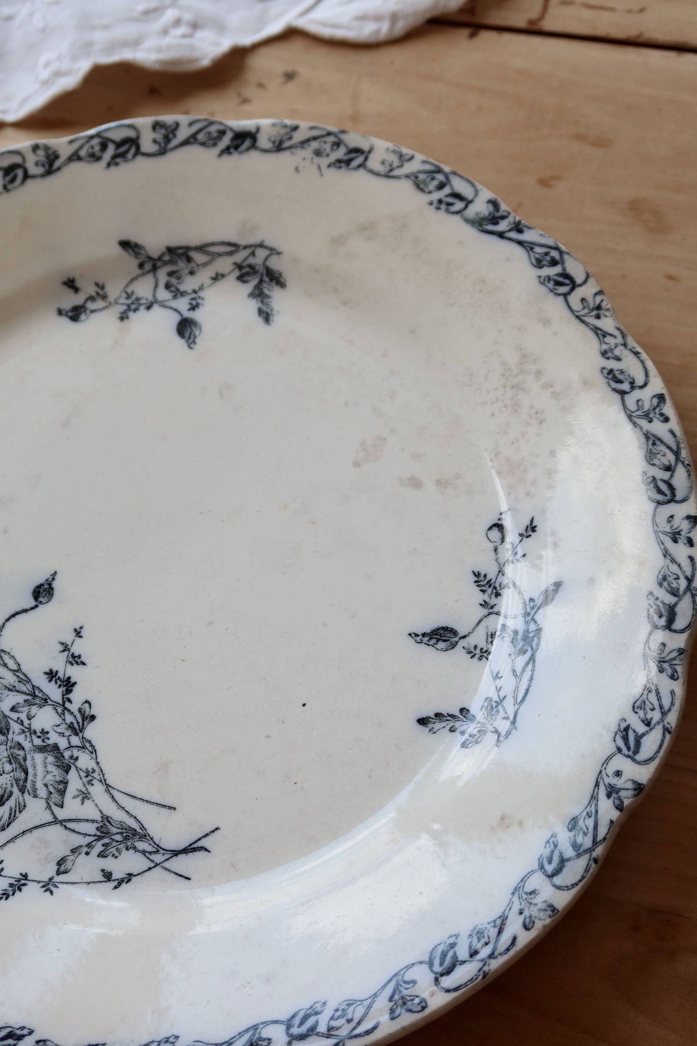 Assiette plate terre de fer Onnaing - Décor végétal bleu