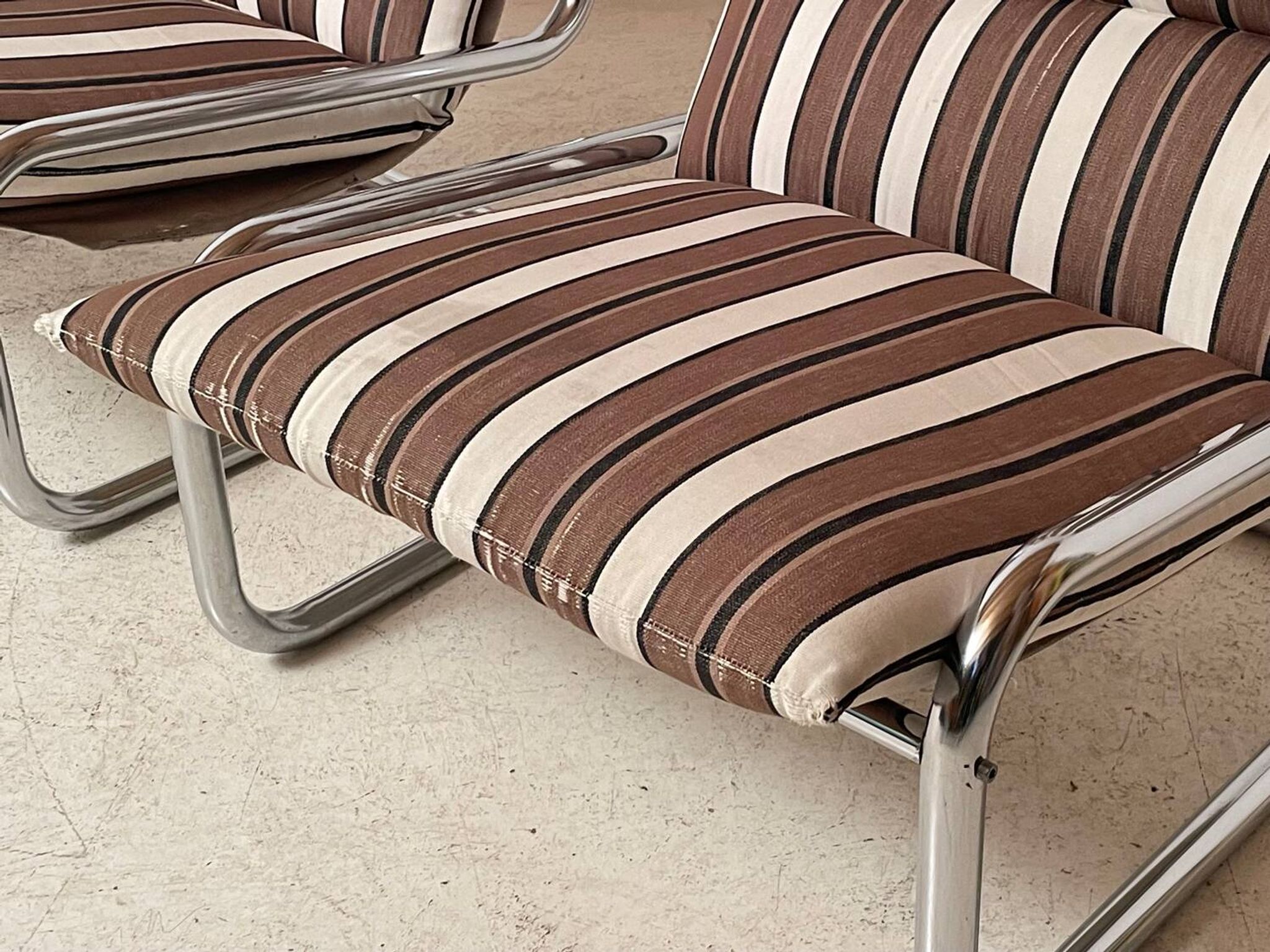 Paire de chauffeuses cantilever 1970
