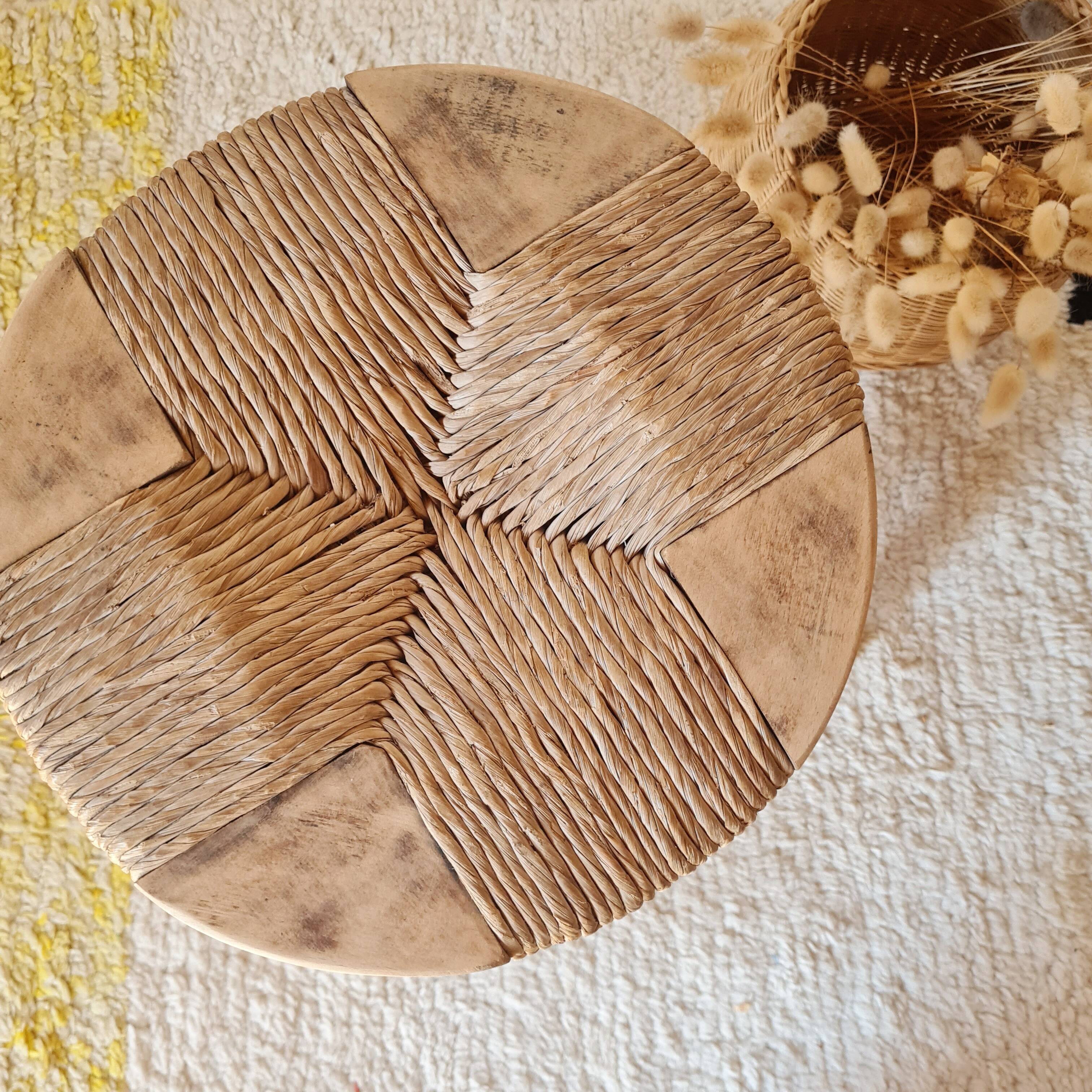 Petit tabouret tripode de style "Bobbin" en bois tourné et pai