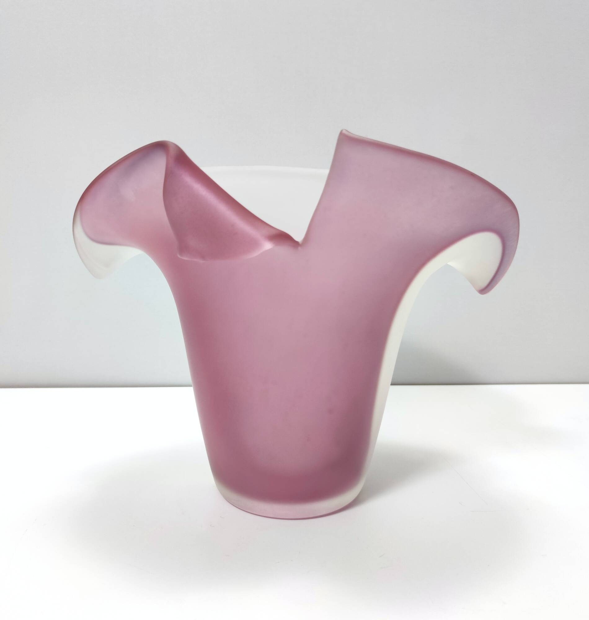 Vase en verre de Murano gravé bicolore blanc et rose, Italie, années 1980