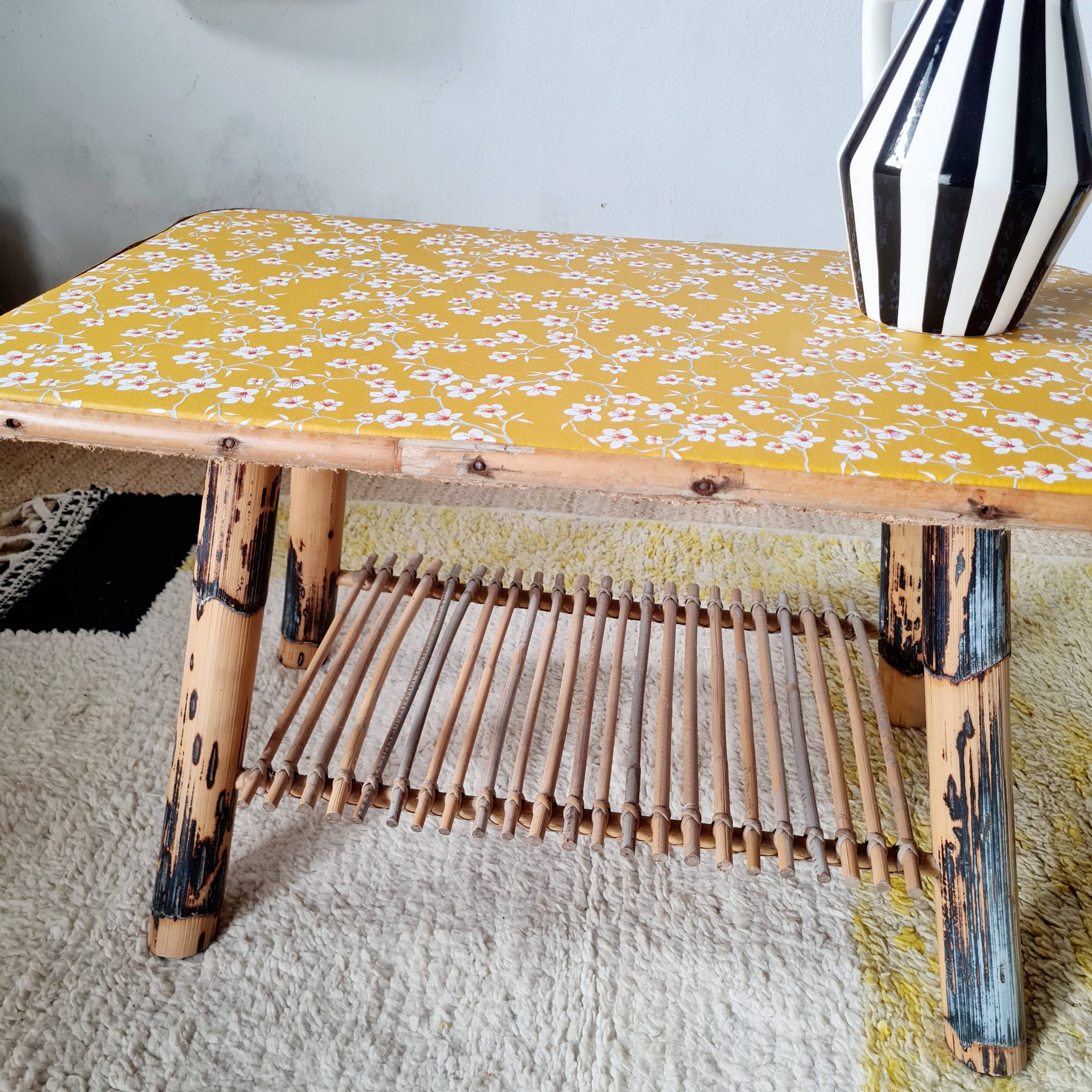 Table basse en rotin plateau tissu fleuri jaune