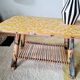 Table basse en rotin plateau tissu fleuri jaune